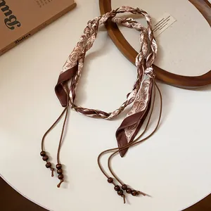 Cintura a foulard in seta retrò americana con cordino intrecciato e perle di legno.