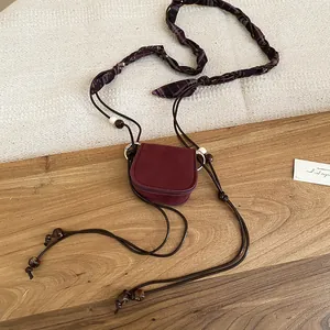 Cintura a catena vintage con foulard in seta a righe e mini pochette bordeaux
