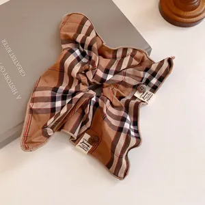 Vintage καρό scrunchie με λουλουδάτο κουμπί και υφασμάτινη ετικέτα