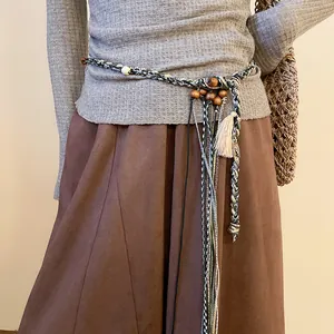 Chaîne de taille bohème tissée vintage avec perles de bois et glands sur une jupe