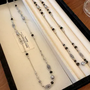 Detailansicht der Vintage-Halskette mit Blumen und Kunstperlen in der Box