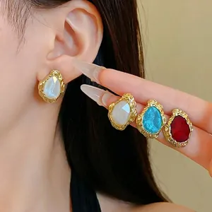 Elegante geometrische Vintage-Ohrstecker mit Sternensand und goldenem Randdekor