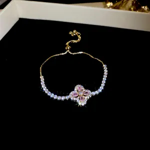 Bracelet élégant plaqué or avec fleur de trèfle en zircon rose et chaîne à glissière réglable.