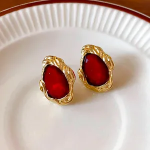 Detailansicht der Vintage-Ohrringe im Hofstil aus Gold mit eleganten roten Kunststeinen