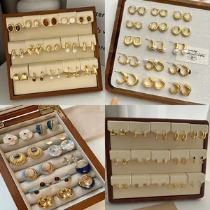 Collezione di orecchini dorati in stile coreano con perle e raffinati motivi a cuore
