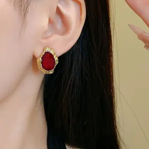 Elegante Retro-Ohrstecker mit rotem Edelstein und strukturiertem Goldrand für Damen