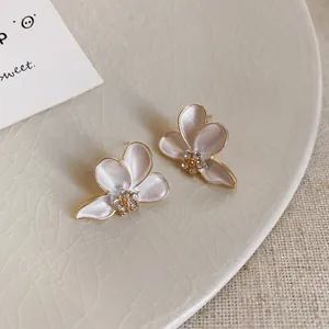 Orecchini a fiore eleganti con petali perlati e dettagli in cristallo luccicante
