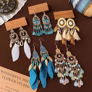 Boho-Ethno-Stil lange Feder- und Quastenohrringe Kollektion in verschiedenen Farben