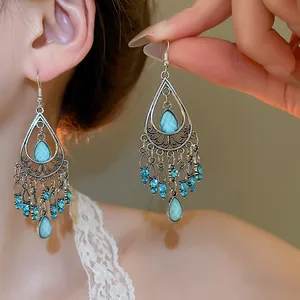 Nahaufnahme von böhmischen Vintage-Ohrringen mit blauen Strass-Quasten am Modell