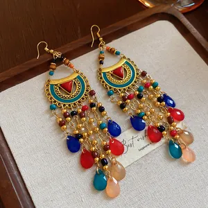 Detailansicht von bunten Boho-Ohrringen im Ethno-Stil mit Quasten und Anhängern