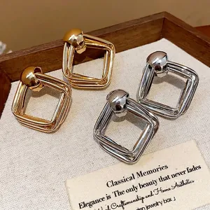 Eleganti orecchini geometrici quadrati minimalisti in finitura oro e argento