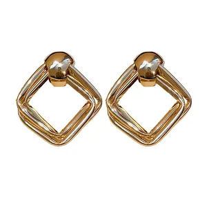 Eleganti orecchini a perno geometrici a rombo in oro dal design minimalista per donna