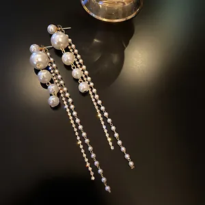 Eleganti orecchini lunghi con nappe di perle e strass con perno in argento puro