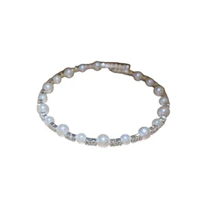 Elegante brazalete abierto con pedrería y perlas de estilo vintage francés