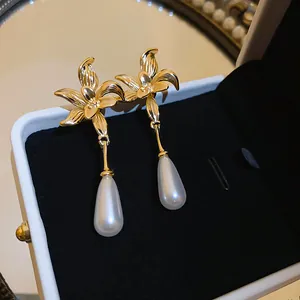 Elegantes pendientes de flores doradas estilo coreano con perlas blancas en gota