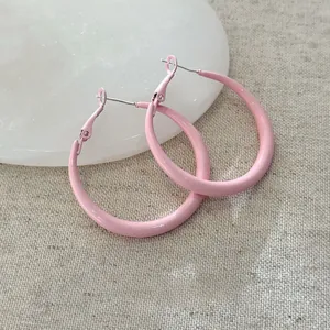 Orecchini a cerchio rosa pastello minimalisti con ago in argento per un look alla moda e chic