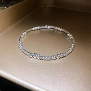 Vista macro de pulsera de cuentas de plata brillante con circonitas en bandeja oro