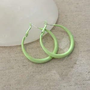 Grandi orecchini a cerchio minimalisti verde lime con aghi d'argento variante