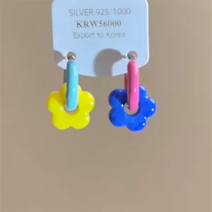 Orecchini a cerchio con fiori in resina gialli e blu con perni in argento pregiato