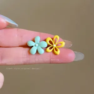 Orecchini a perno in resina con fiori verde menta e giallo vivace per un look estivo