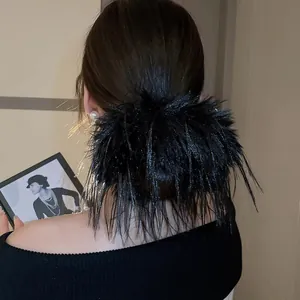 Pinza per capelli in piume nere con strass per un'acconciatura invernale elegante
