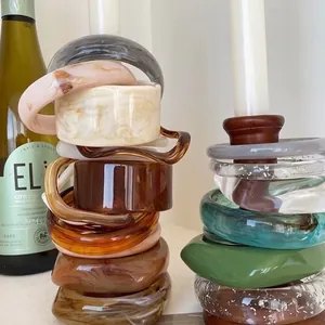 Brazaletes geométricos de resina veteada colorida con un diseño de lujo
