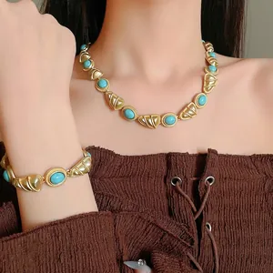 Collier géométrique vintage en turquoise et or de style palais pour femme sur mannequin