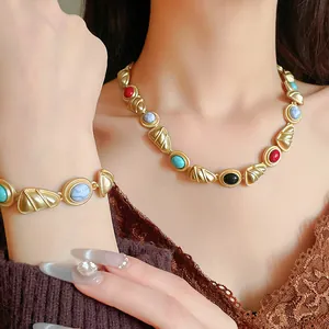 Collier et bracelet de style vintage avec pierres colorées et maillons dorés élégants