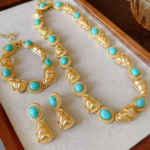 Détail de parure vintage avec collier, bracelet et boucles d'oreilles aux tons turquoise