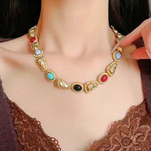 Vue détaillée d'un collier de style vintage avec des pierres géométriques dorées