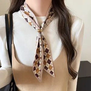 Elegante collana foulard in seta vintage a scacchi con fibbia a cuore d'oro su camicia