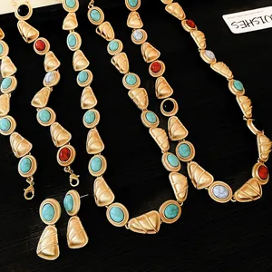 Vue détaillée de l'ensemble de colliers et boucles d'oreilles vintage de style palais