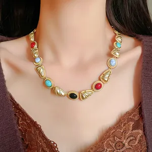 Détail d'un collier géométrique doré de style vintage avec incrustations de pierres