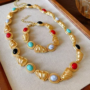 Gros plan détaillé d'un ensemble collier et bracelet de style palais vintage aux pierres