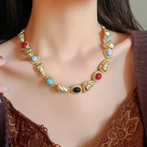 Gros plan d'un collier géométrique de style palais vintage avec pierres colorées