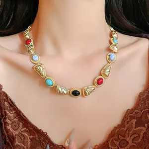 Gros plan d'un collier de style cour vintage avec des pierres colorées sur le cou d'un modèle.