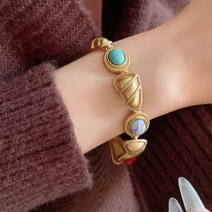 Gros plan d'un bracelet vintage de style cour avec incrustations de pierres