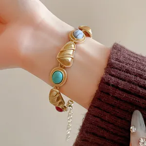 Détail macro d'un bracelet vintage de style royal avec incrustations de pierres géométriques