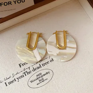 Retro 18k gold-plated U-shaped earrings with marbled acetate circular disks detail