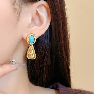 Détail rapproché d'une boucle d'oreille géométrique de style palais vintage