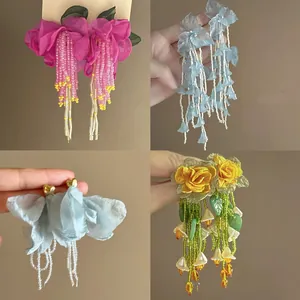 Collection de boucles d'oreilles fleurs en tulle avec tiges en argent et pampilles