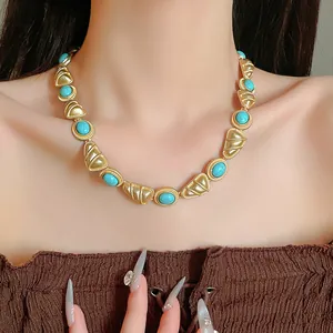 Détail du collier vintage de style palais avec pierres géométriques turquoise.