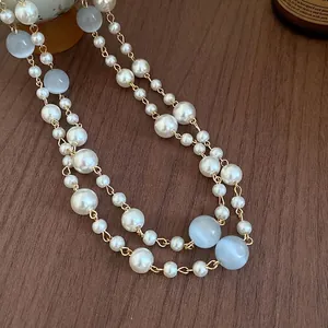 Französische Vintage-Halskette mit eleganten Perlen und hellblauen Katzenaugensteinen