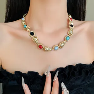 Collier géométrique style palais vintage avec pierres colorées sur mannequin femme