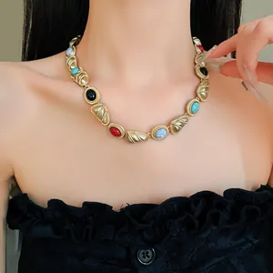 Gros plan d'un collier de style palais vintage avec cabochons multicolores