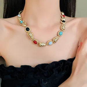 Gros plan d'un collier géométrique de style cour vintage avec des pierres multicolores.