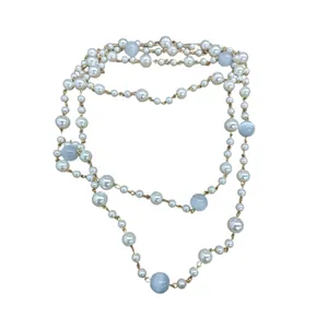 Elegante französische Vintage-Halskette mit Perlen und hellblauen Katzenaugensteinen.