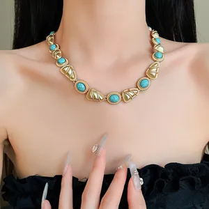 Collier doré vintage avec maillons géométriques et pierres turquoise