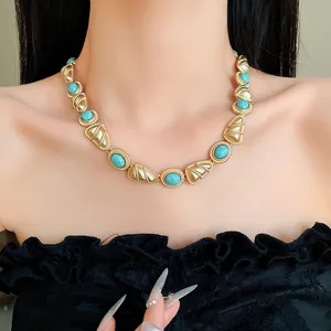 Collier vintage style palais avec maillons dorés et perles turquoise sur le cou