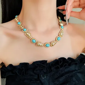 Vue détaillée d'un collier géométrique de style vintage avec pierres turquoises